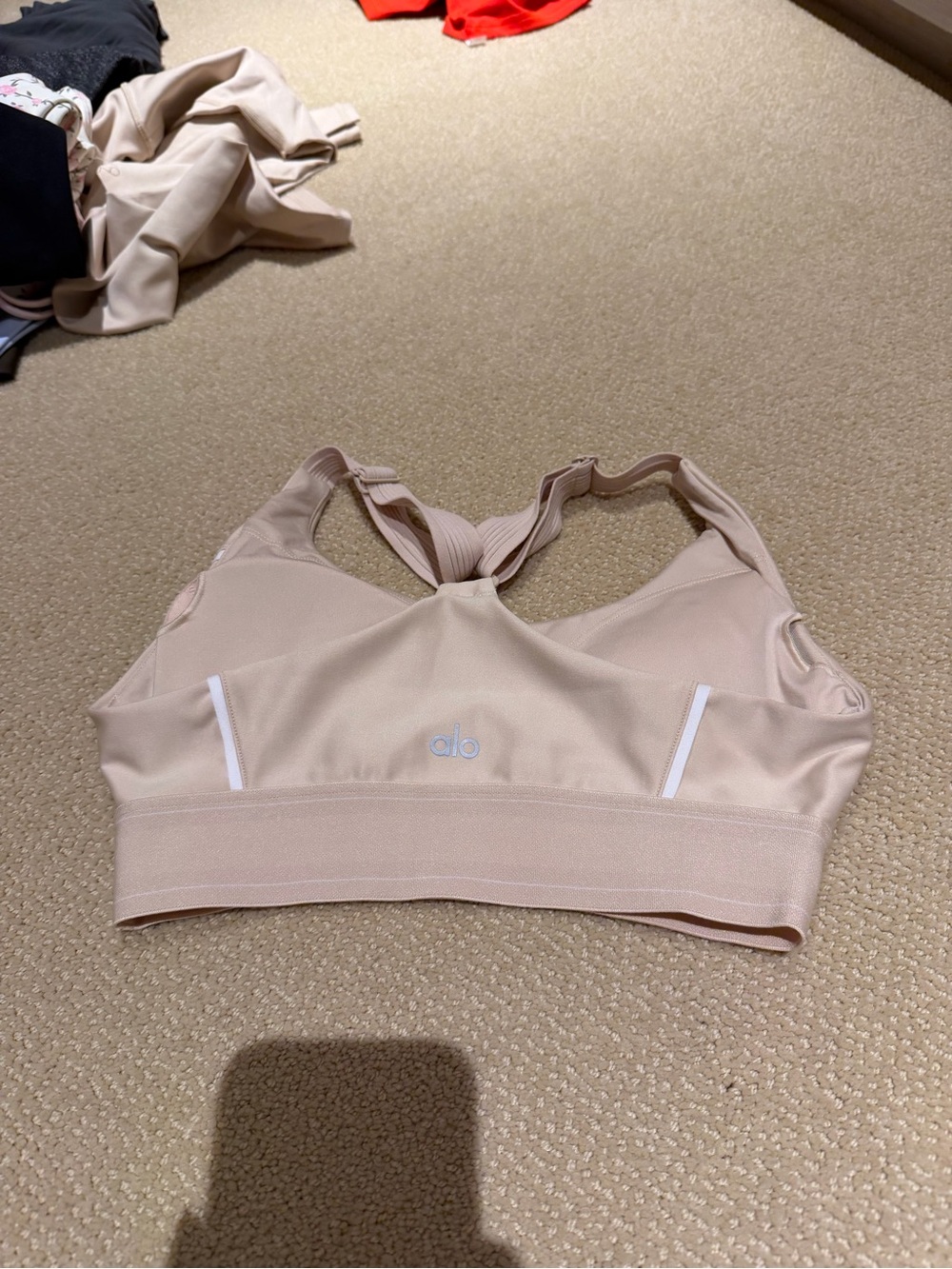 ALO Yoga Women's Light Nude Scoop-Neck Sports Bra - Picture 5 of 6
